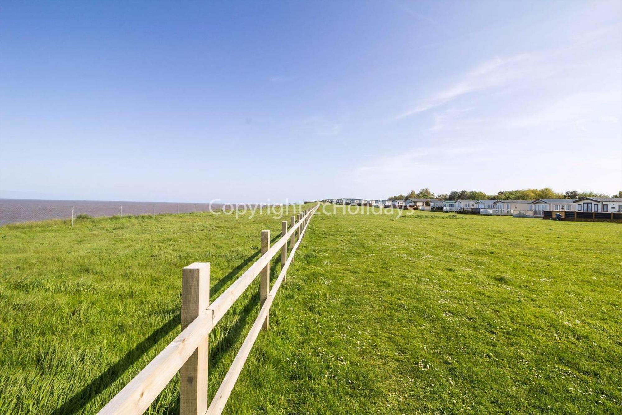Gorgeous 6 Berth Caravan With Decking And Wi-Fi At Broadland Sands Ref 20377Bs Hopton on Sea Exterior photo