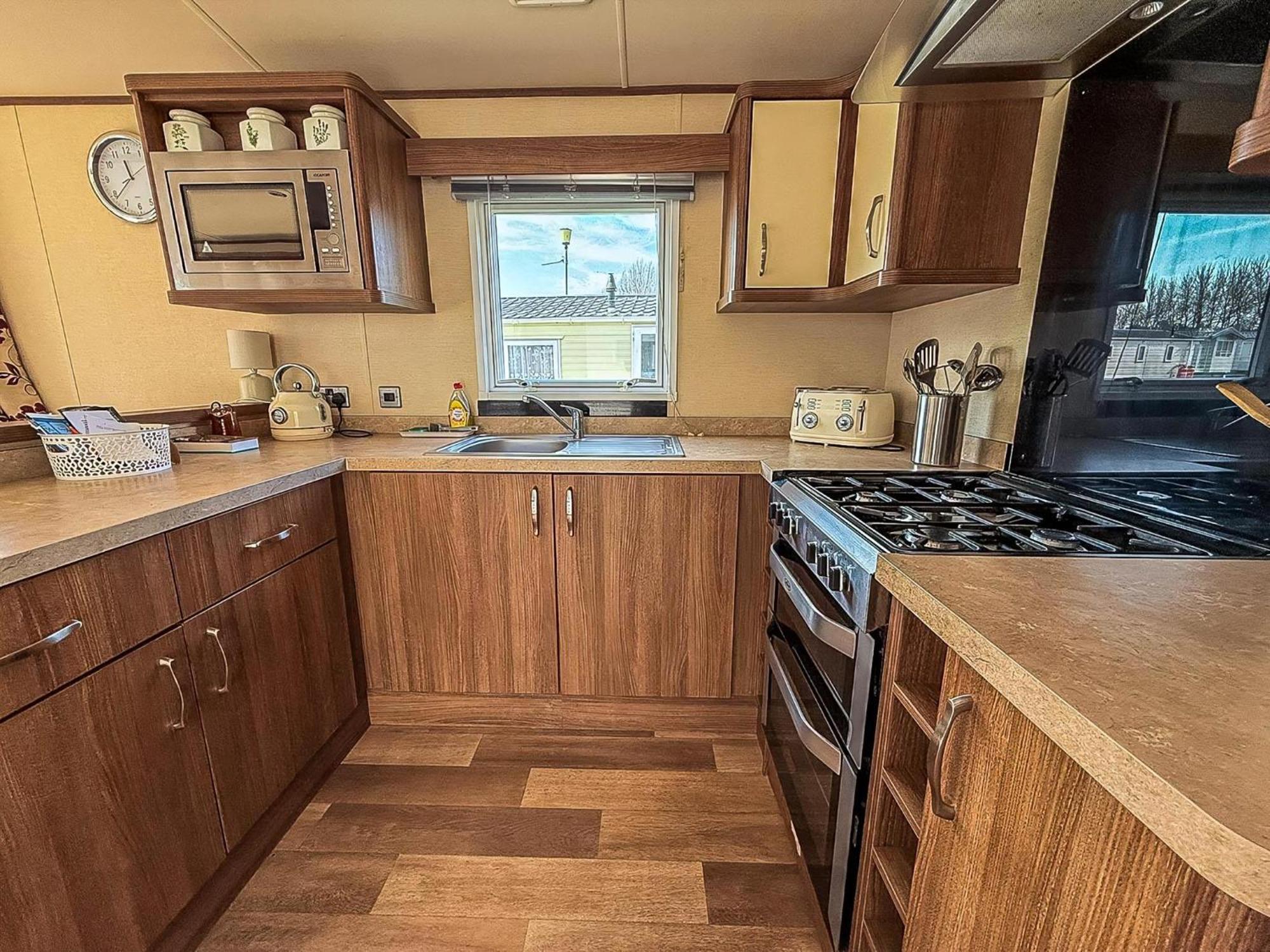Gorgeous 6 Berth Caravan With Decking And Wi-Fi At Broadland Sands Ref 20377Bs Hopton on Sea Exterior photo