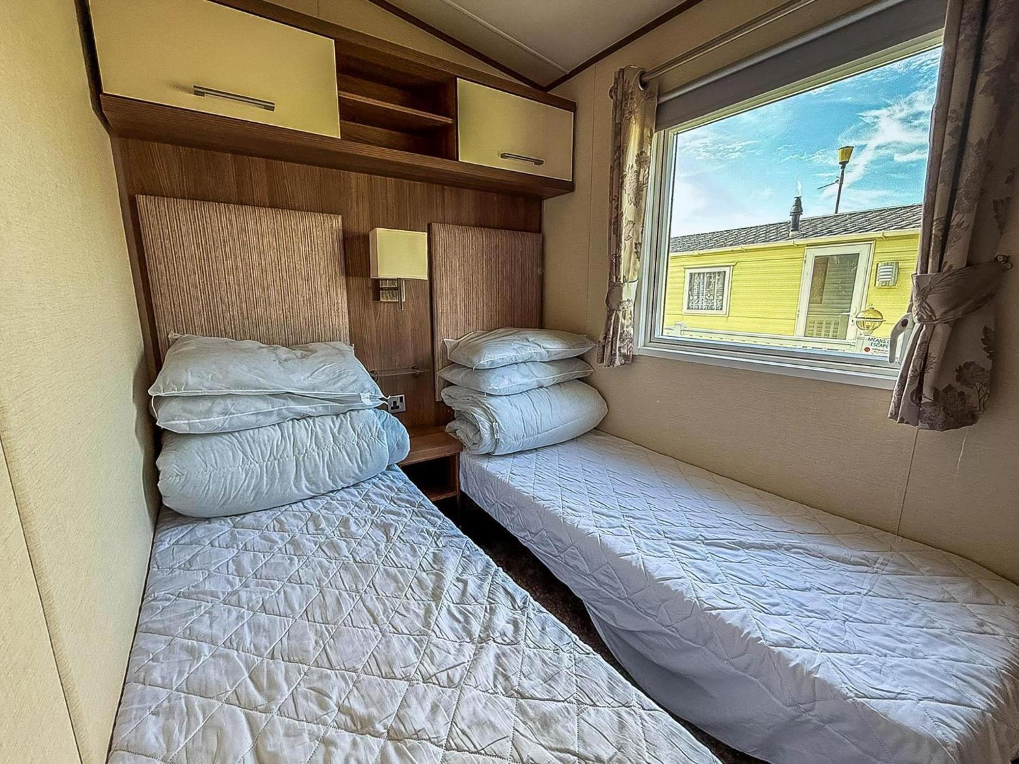 Gorgeous 6 Berth Caravan With Decking And Wi-Fi At Broadland Sands Ref 20377Bs Hopton on Sea Exterior photo