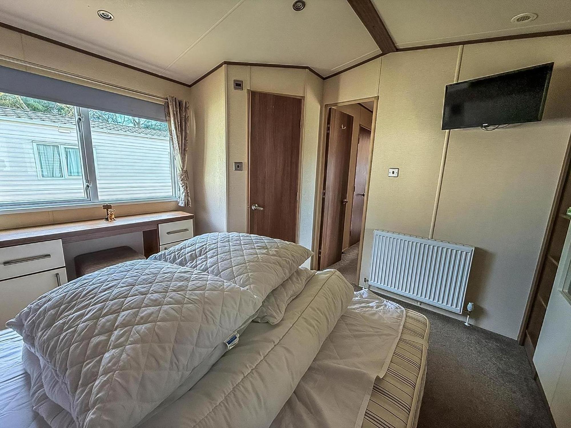 Gorgeous 6 Berth Caravan With Decking And Wi-Fi At Broadland Sands Ref 20377Bs Hopton on Sea Exterior photo